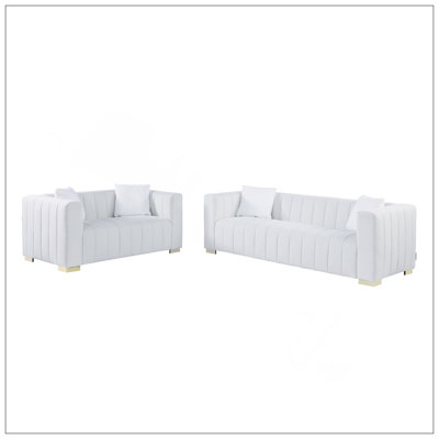 Un canapé-lit moderne sur un Chesterfield traditionnel, couleur blanche, causeuse