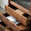 Vitrine en bois massif simple et classique