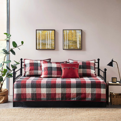 Housse de lit de jour réversible pour 6 personnes - écossais rouge et uni, avec rembourrage en coton pour une expérience de chambre supérieure, convient pour un lit simple, comprend, 3 taies décoratives, coussin décoratif, douceur rustique, look