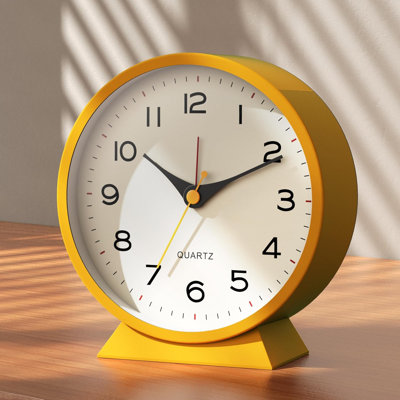 Réveil-matin analogique 4,5 po, petite horloge de bureau rétro à pile, horloge de table en métal Slient avec lumière pour le décor du salon, chambre à coucher, chevet, tablette (orange-jaune)