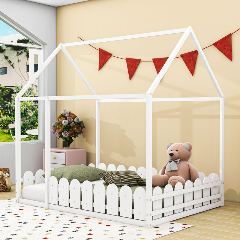 Structure de lit double en bois avec clôture, toit