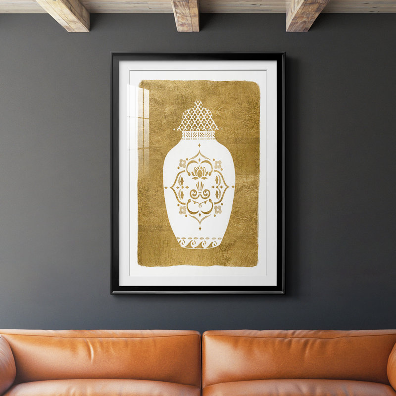 Golden Urn I Golden Urn I - Art mural mat et encadré sous verre, grand salon, H 24,5 po x l 18,5 po x P 1 po, Cadre noir