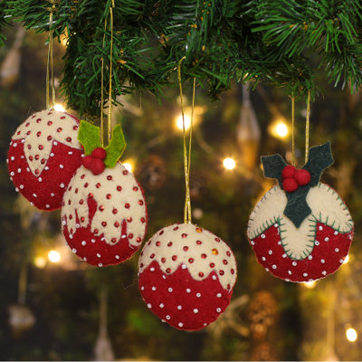 Dakota Fields Handmade Christmas Strawberries Wool Felt Ornaments (Set Of 4)