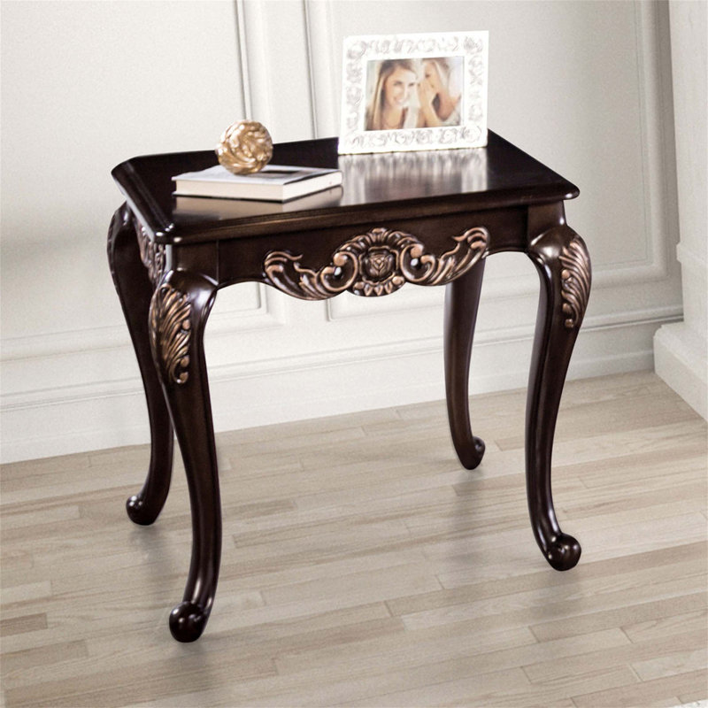 Table de bout carrée de style traditionnel avec bois massif, pieds courbés, finition dorée et motif sculpté au fini cerisier foncé