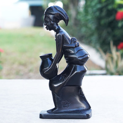Figurine assidue en bois d'ébène mère