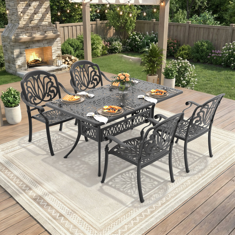 Table de salle à manger d'extérieur rectangulaire de 148 cm (58,27 po) de long avec trou pour parasol et 4 chaises empilables avec coussins bruns, ensemble de 5 pièces