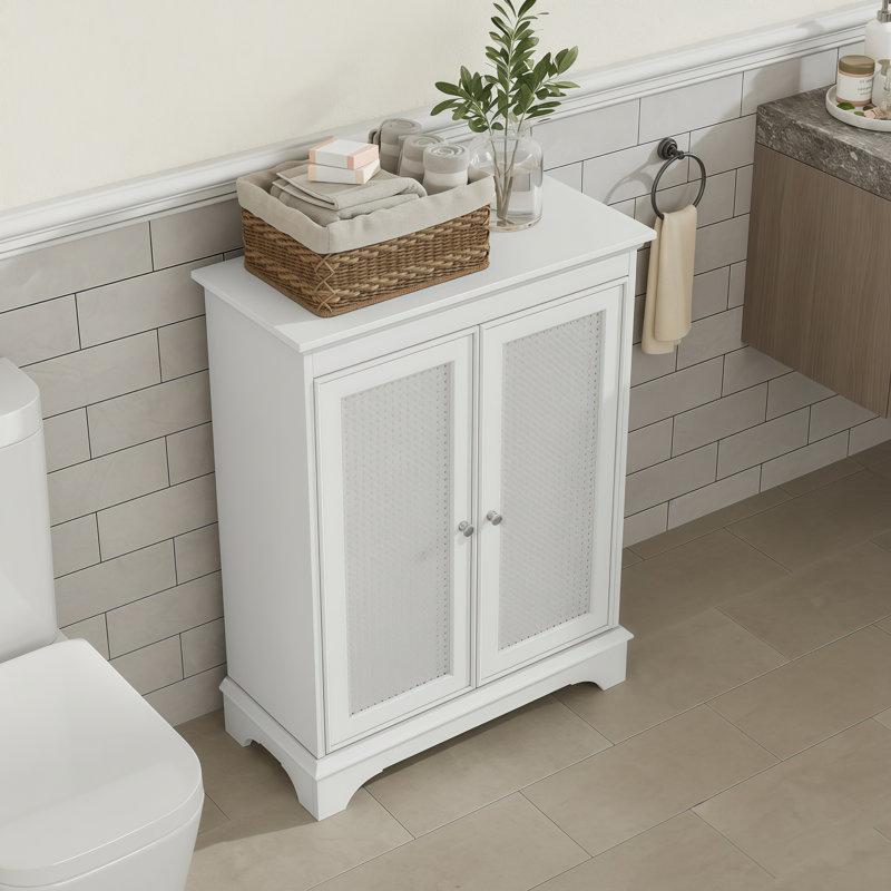 Armoire de rangement autoportante en rotin avec tablettes réglables, adaptée aux espaces de salle de bain.