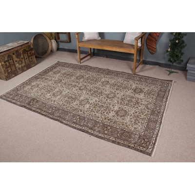 Tapis turc tissé à la main en rouge audacieux offrant une touche authentique et élégante à votre décor