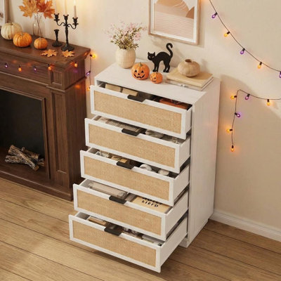 Commode à 5 tiroirs en rotin pour la chambre à coucher, commode à 5 tiroirs en MDF + PB tissé à bord étroit avec construction durable, conception peu encombrante, tissage élégant en rotin, rangement robuste et style moderne