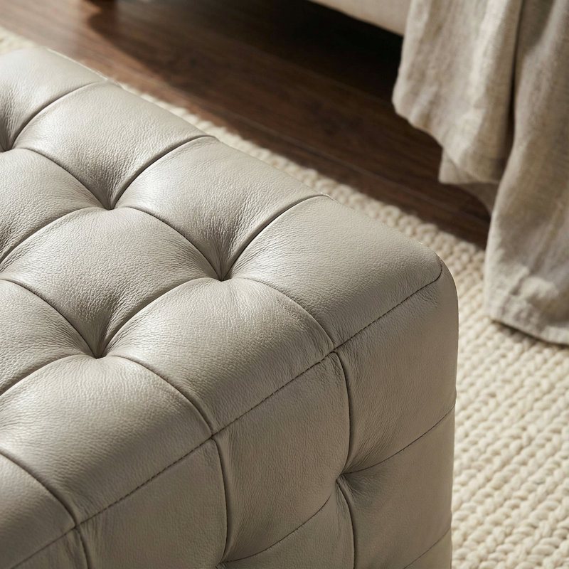 Repose-pieds cubique capitonné 100% cuir véritable Phabian, Gris clair