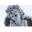 Statue ange a genou tenant des fleurs