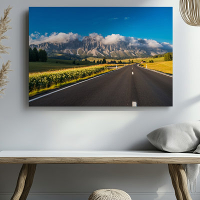 Toile, route sinueuse en asphalte avec surface sombre et chatoyante sous le mur