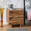 Table de chevet en bois naturel avec détails faits à la main et capacité de rangement pour un rangement sophistiqué