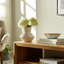 Vase contemporain en grès et en céramique avec un motif texturé sculptural et une silhouette courbée moderne pour une décoration élégante-2145170730