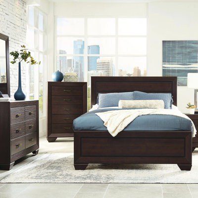 Grand lit à panneau foncé foncé, esthétique riche et saveur fraîche pour un style de chambre à coucher, atmosphère de décoration idéale