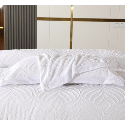Chelsea Tufted Crushed Velvet Bedspread Set – Luxurious Soft Quilted Bedding with Matching Pillow Shams, Elegant Velvet Comforter Coverlet Set