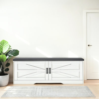 Banc à chaussures en blanc, 2 rangements avec coussin de siège rembourré, 2 portes de grange d'entrée et tablettes réglables, style contemporain pour espace de vie principal, banc blanc fonctionnel confortable, structure