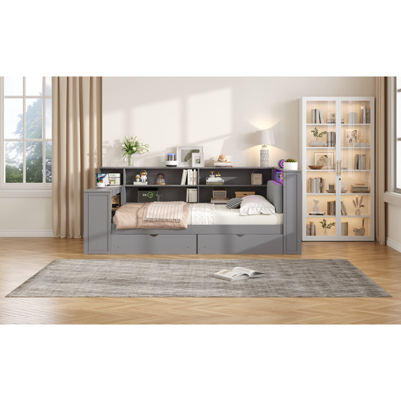 Structure de lit double en bois avec tablettes de rangement, ports de chargement, DEL, bureau et tête de lit tapissier gris avec plateau en bois, 8 coussins rembourrés et rembourrés