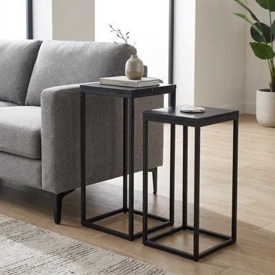 Ensemble de deux tables gigognes à cadre carré en marbre noir et acier