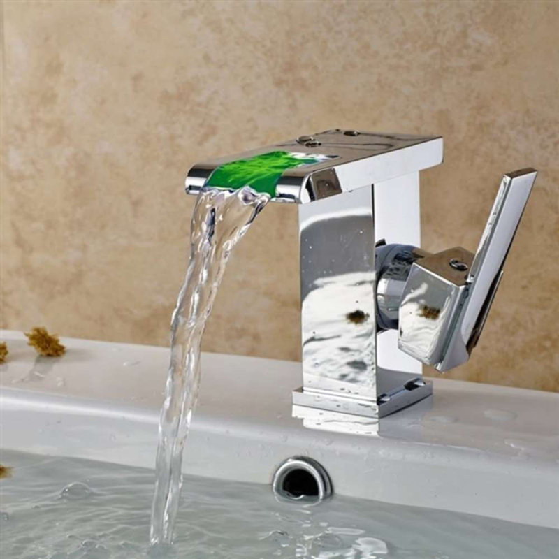 Robinet de lavabo de salle de bain à DEL Arlon par BathSelect - fini chrome, poignée simple, fabrication en laiton massif