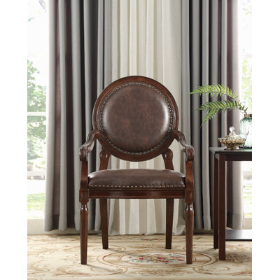 Chaise de bureau formelle avec accoudoirs en similicuir brun foncé et garniture cloutée