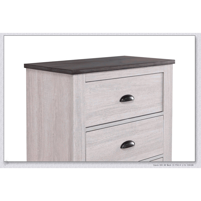 Commode contemporaine à quatre tiroirs en bois gris craie, parfaite pour le rangement de chambre à coucher rustique et moderne