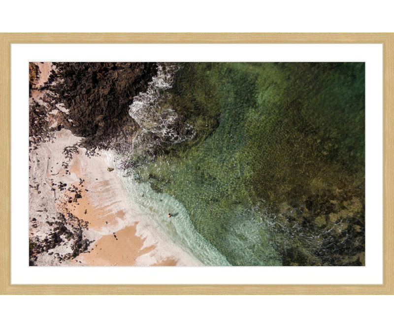 « sandy lagon » par karolis janulis, reproduction d’art encadrée, H 12 po x l 18 po