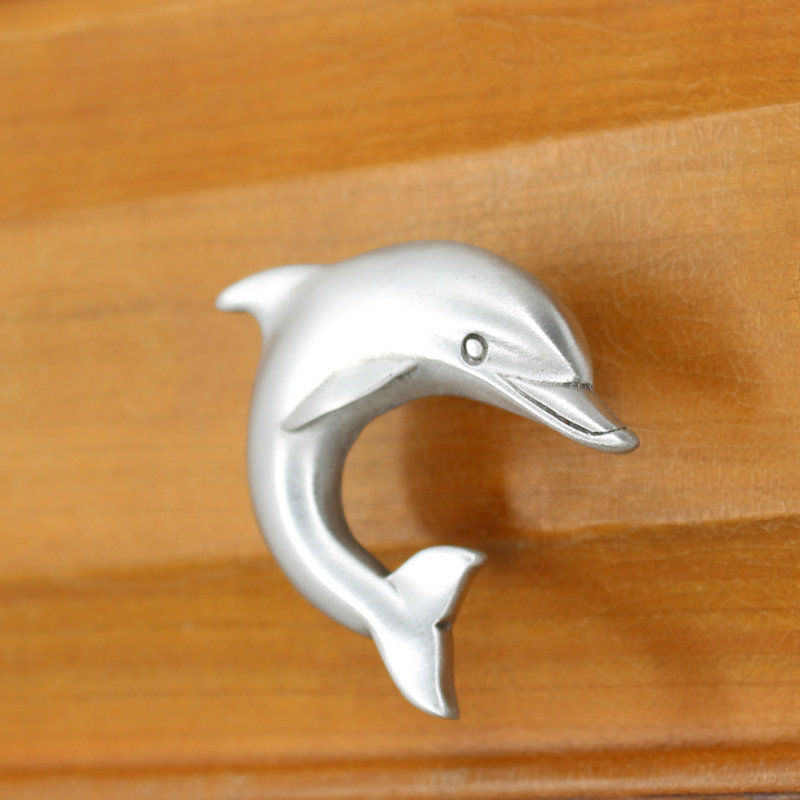 Petit bouton Dolphin faisant face à la droite, Nickel brossé, L 2,5 po x l 1,9 po