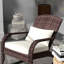 Fauteuil à bascule blanc crème pour véranda, avec dossier haut, coussin d'assise moelleux et oreiller, idéal pour jardin, balcon ou terrasse.