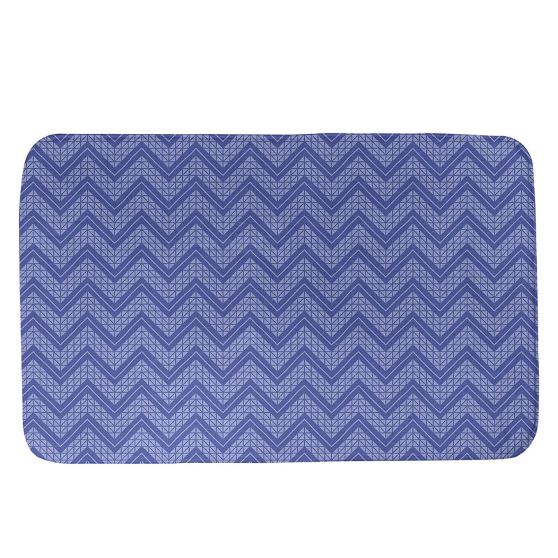 Tapis pour salle de bain à motif à chevrons à la main Stephenie, l 17 po x L 24 po, Bleu bébé / bleu