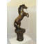 Statue bronze en métal avec cheval sur un rocher - Taille: L 24 po x l 18 po x H 56 po.