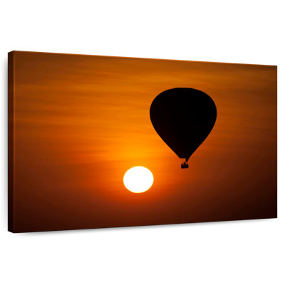 Montgolfière Mehar au-dessus de Bagan, en Burma, au lever du soleil
