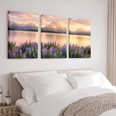 Ensemble de 3 tableaux sur toile représentant un lac de montagne et des fleurs violettes
