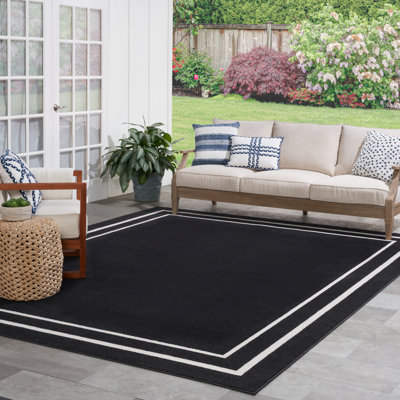 Tapis intérieur / extérieur en chenille tissé à la machine Aubreanna