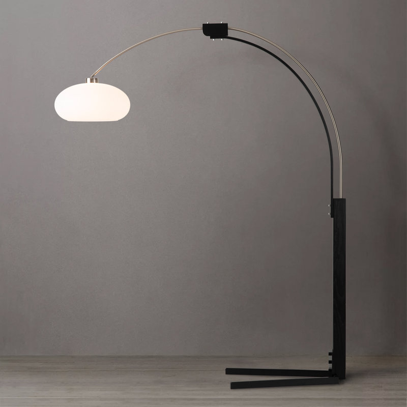 Lampadaire arqué haut de gamme Morelli 85 po à intensité variable, style moderne du milieu du siècle, finition nickel satiné et noir mat, abat-jour moulé en Lucite, base en V noire, compatible DEL