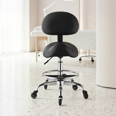Tabouret de selle avec repose-pieds avec support pour le dos, capacité de poids de 500 lb, hauteur réglable, roulettes silencieuses, siège en similicuir, chaise roulante pivotante à 360 ° pour tabouret de salon, spa, bar, médical, noir