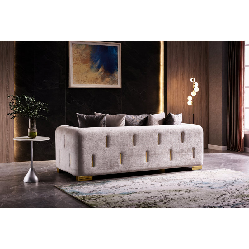Moderne à 3 places beige avec une structure en bois de bouleau robuste, un revêtement en velours, des pieds dorés et un décor luxueux pour la maison avec un revêtement de finition primaire glamour