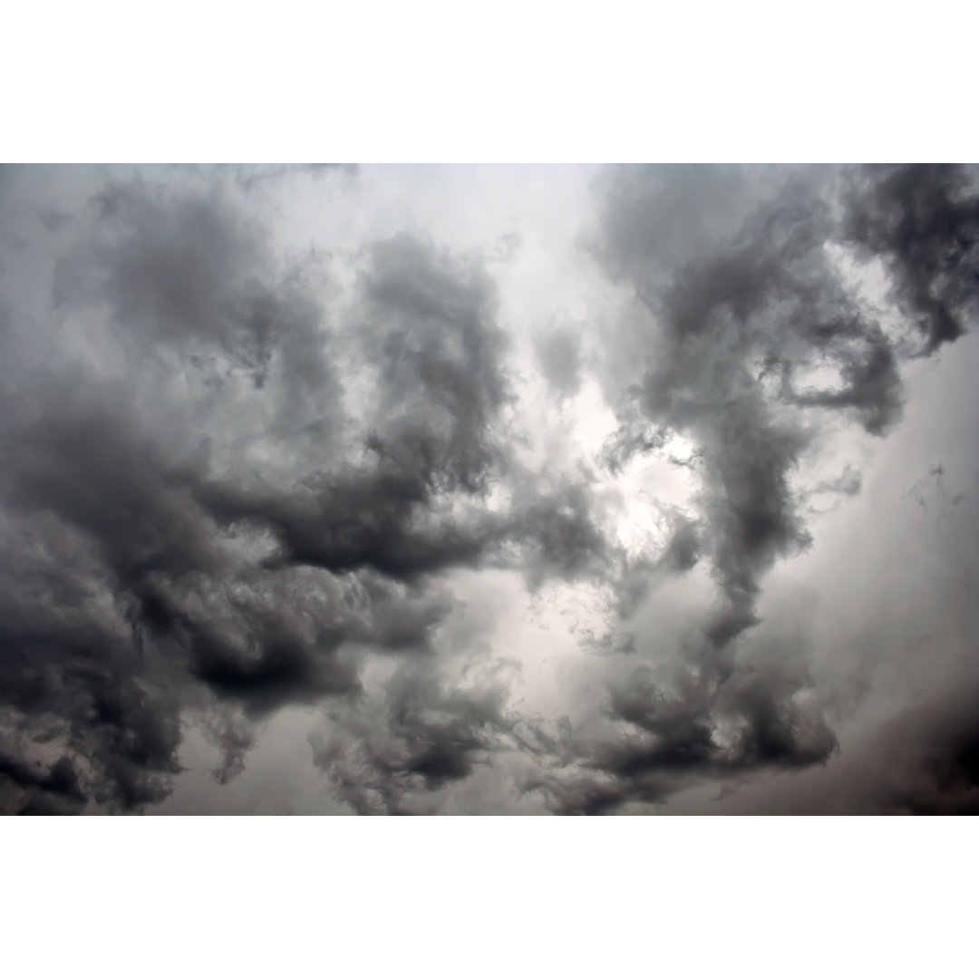 Stürmische Wolkenlandschaft von Macroworld - Fotodruck