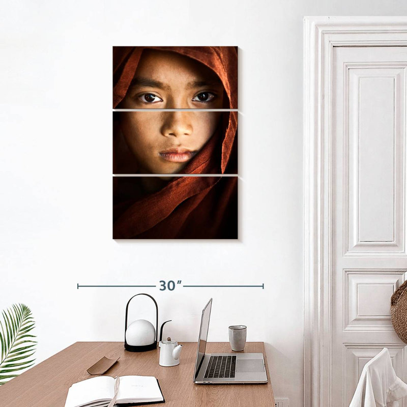 Leisha, jeune moine birman dans son monastère, en Burma, H 32 po x l 20 po