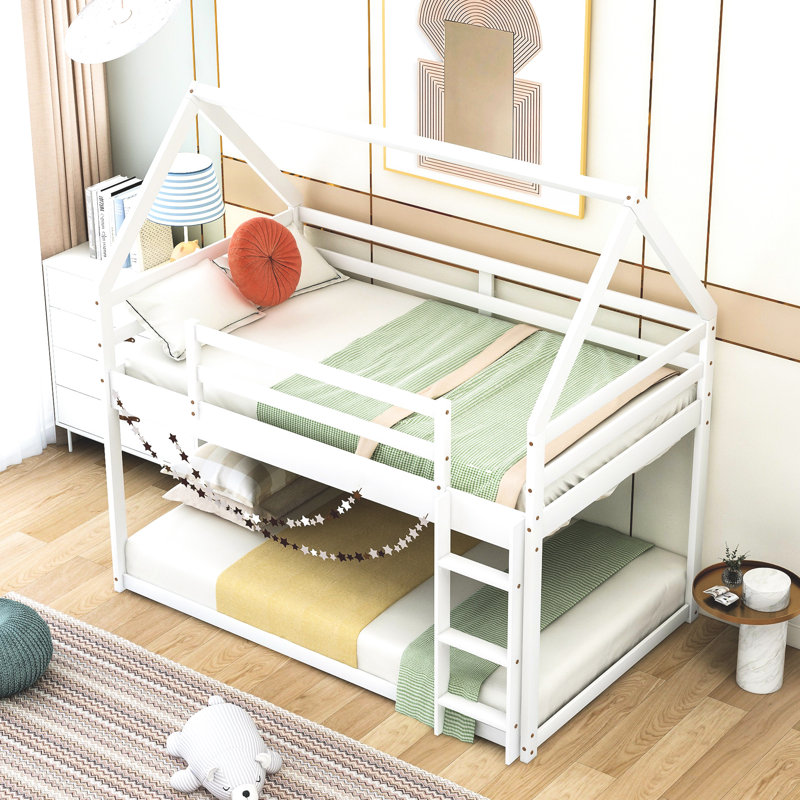 Lit simple blanc au-dessus d'un lit superposé bas, conception de maison avec - et lit sans effort, en forme de maison pour une chambre joyeuse