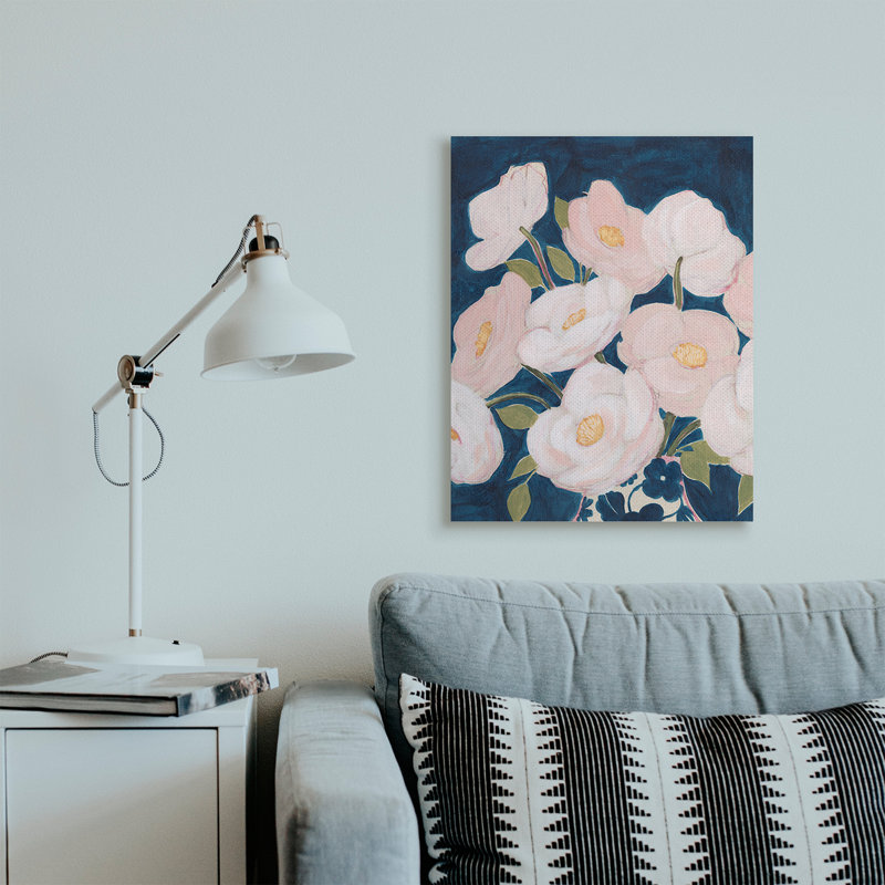 Fleurs printanières, pétales roses sur bleu profond, Toile tendue, H 30 po x l 24 po