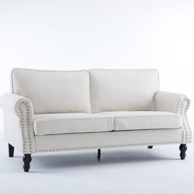 Similicuir beige avec largeur de 68 pouces et garniture cloutée, siège confortable de 22 po de profondeur, canapé à garniture de pieds en bois à accoudoirs roulés pour le salon, les accoudoirs et les pieds