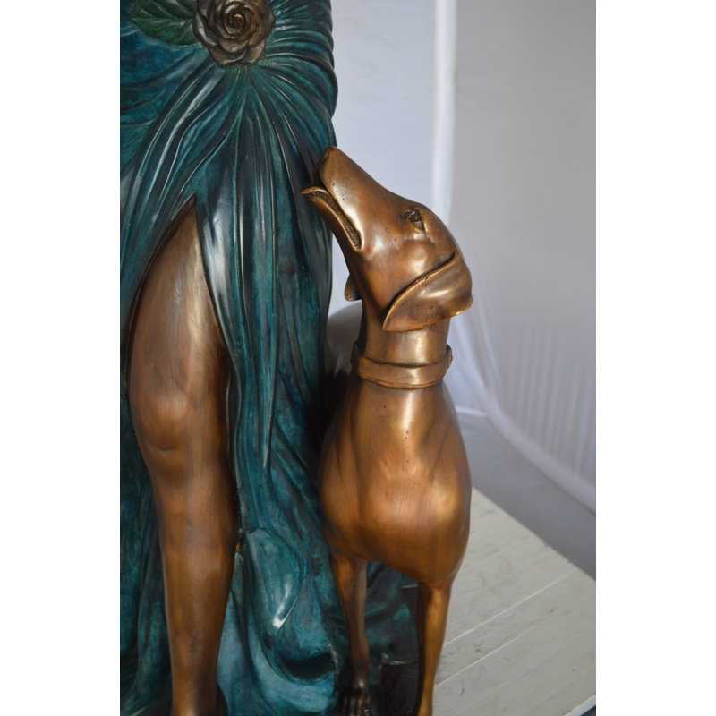 Statue de femme Havard avec son chien