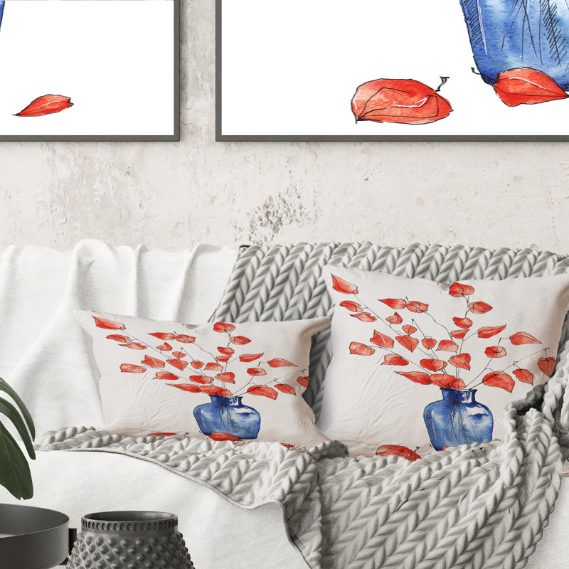 Automne, nature morte avec vase bleu, fleurs orange et coussin décoratif traditionnel imprimé