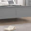 Élégant lit de style traîneau gris avec pieds en bois massif et support, parfait pour les chambres contemporaines et transitionnelles.-849137108-849137118