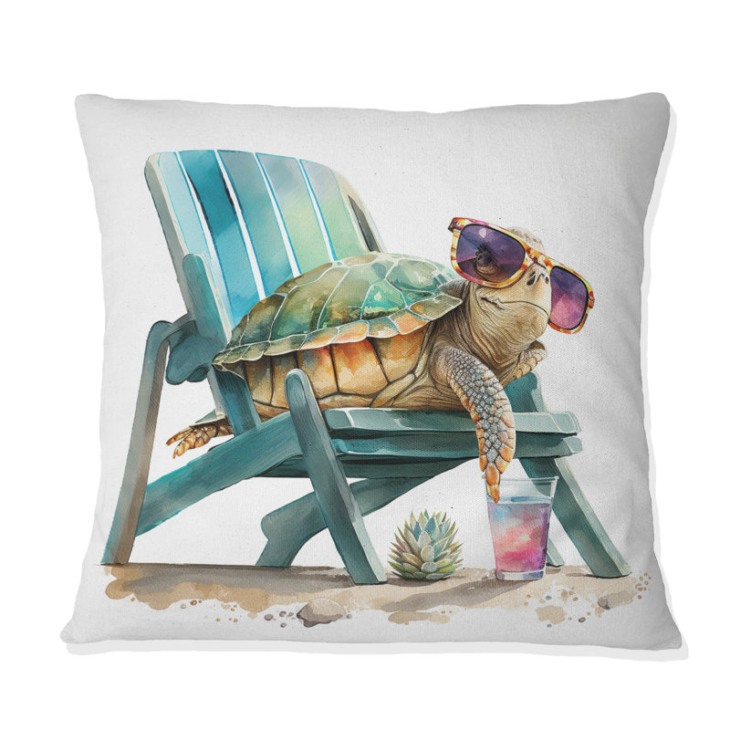 Tortue couchée sur une chaise de plage avec lunettes de soleil I - oreiller imprimé tortue, 16" x 16"