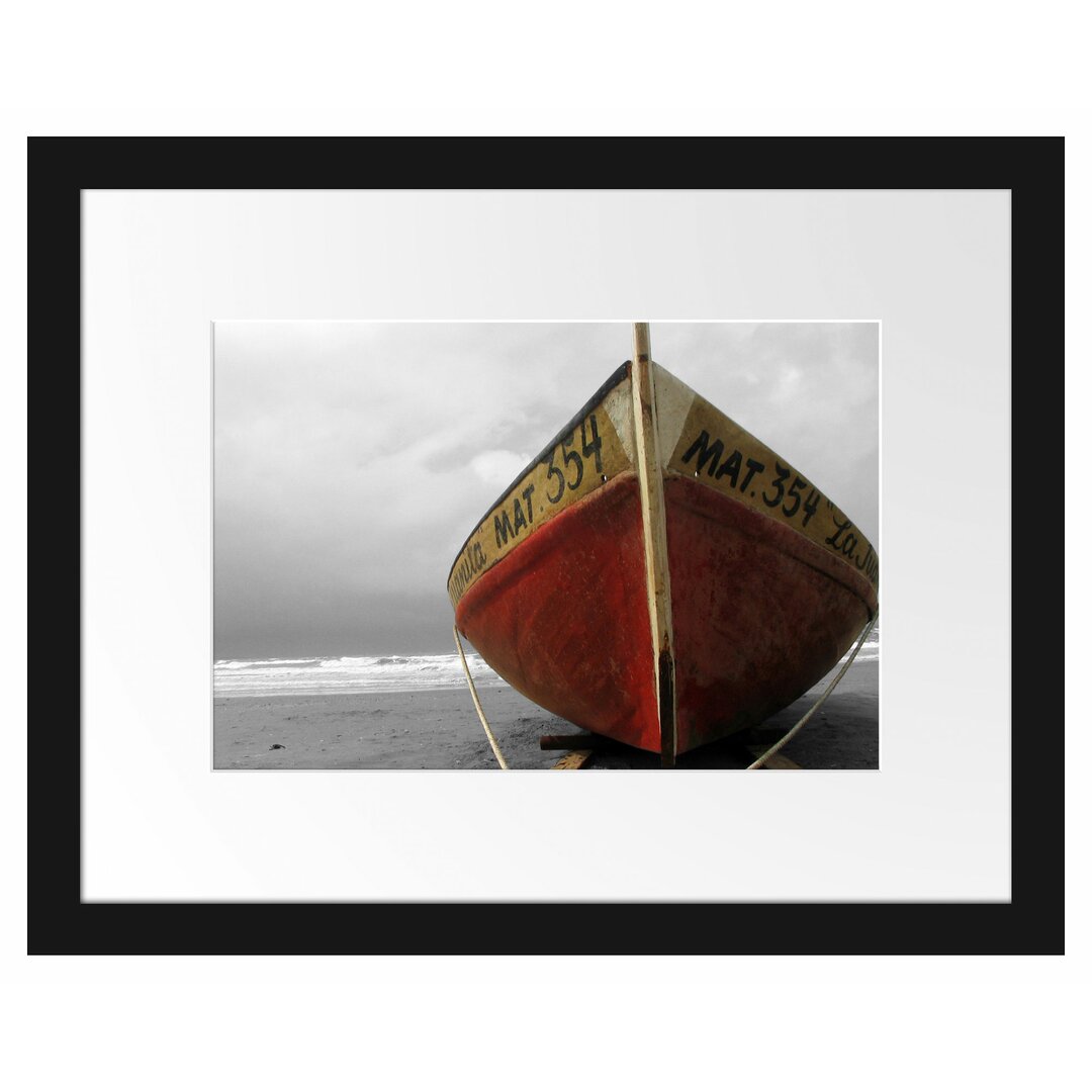 Gerahmtes Poster Kleines Segelboot am Strand