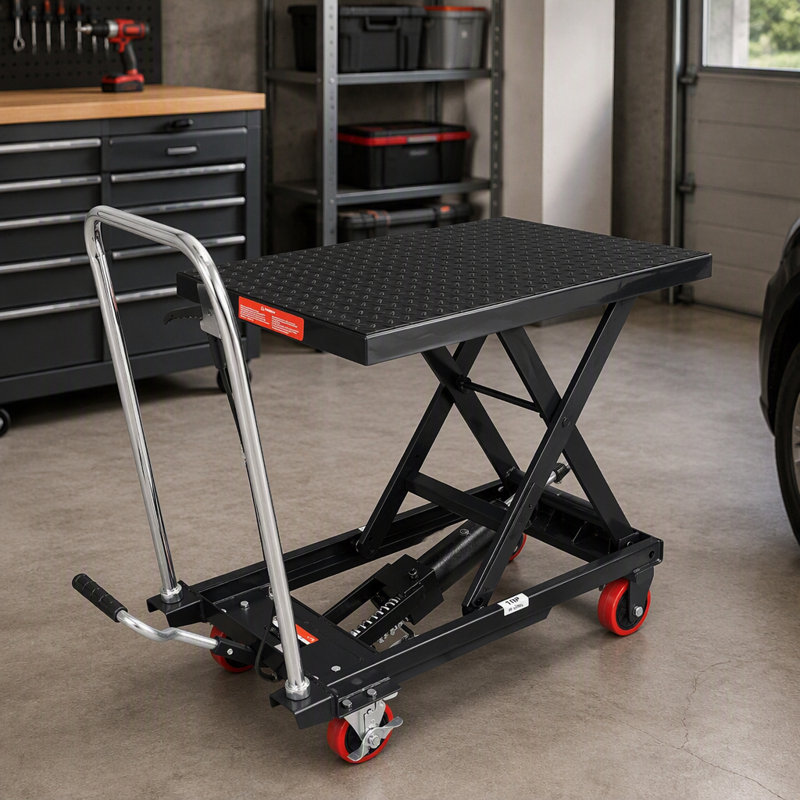 Plateforme élévatrice hydraulique à ciseaux unique noire de 500 lb avec angle de levage de 28,5 pouces et rouleaux antidérapants ; utilisée pour la manutention de matériaux