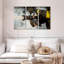 Pompier tenant un boyau d'arrosage-237669657