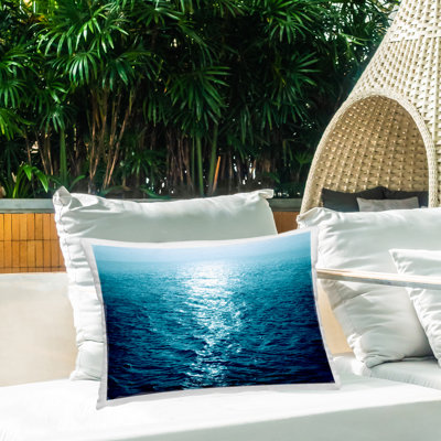 Coussin d'extérieur imprimé soleil et reflets océan par Maggie Olsen